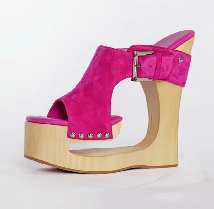 Mules à plateforme en bois en daim rose découpé, à bout ouvert, avec large bride réglable, boucle ar