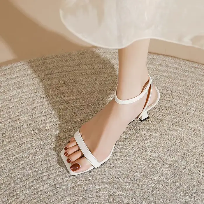 Sandales noires à talons fins pour femme