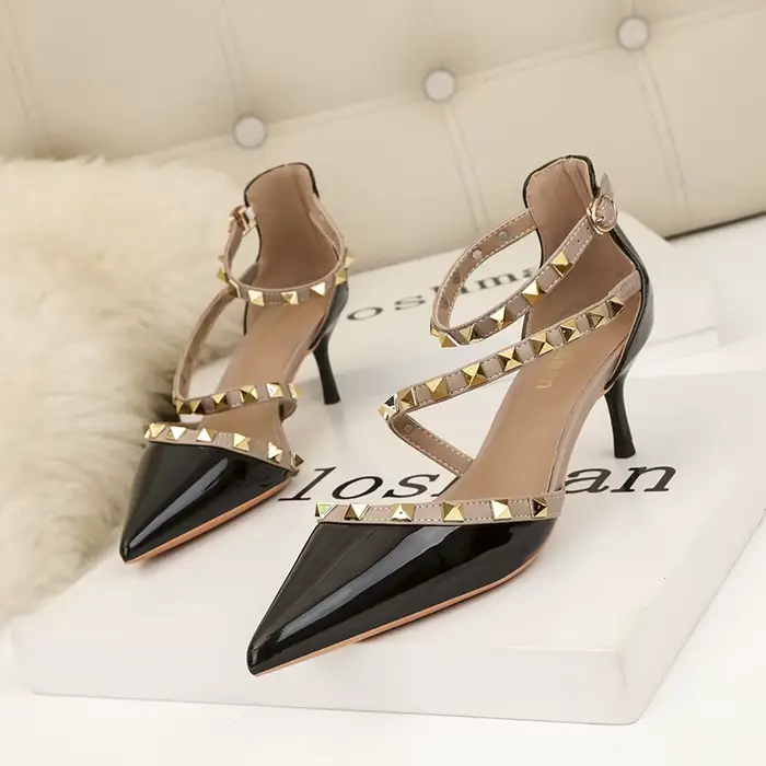 Bout pointu Stiletto mode dames talons hauts Rivets Sexy
