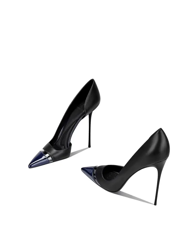 Nouvelles sandales à talons hauts bleu marine à bout pointu et découpes latérales