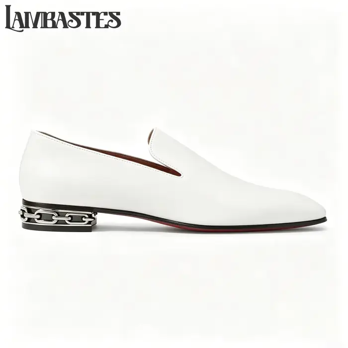 Mocassins à talon avec détails chaîne