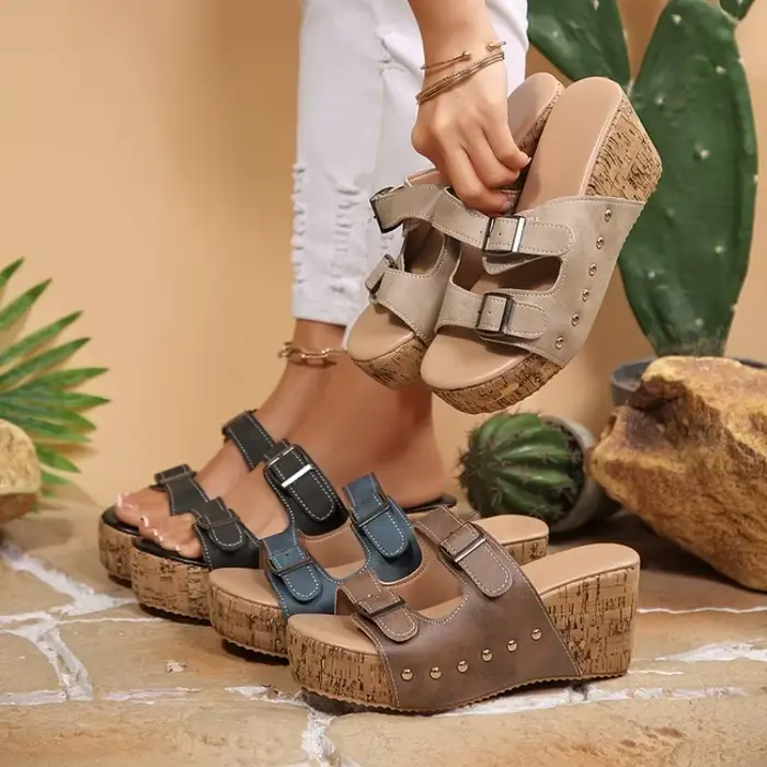 Sandales compensées à rivets pour femme, à double boucle, à enfiler, à bout ouvert, mules décontractées pour la plage