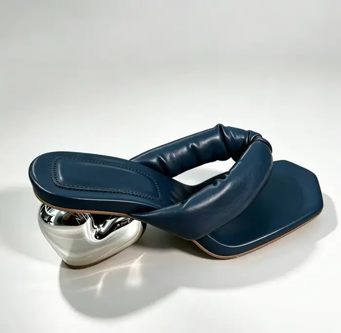 Sandales à talons compensés bleu marine rembourrées et froncées, à bout carré ouvert, avec un design