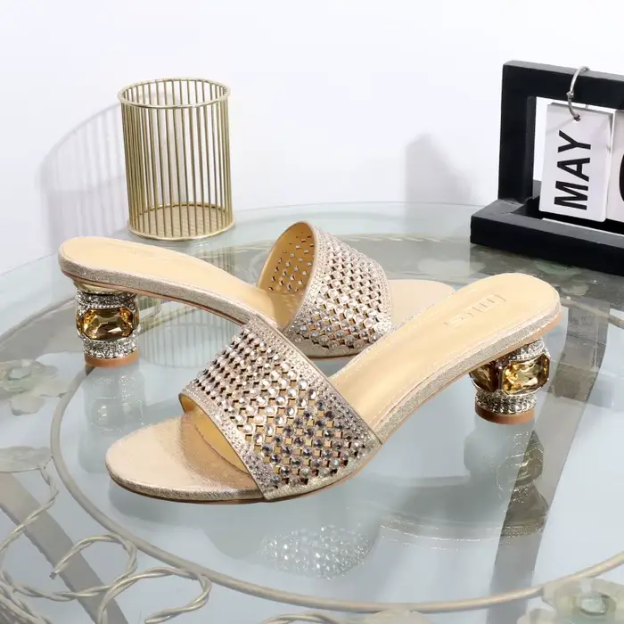 Sandales à talons dorés avec strass