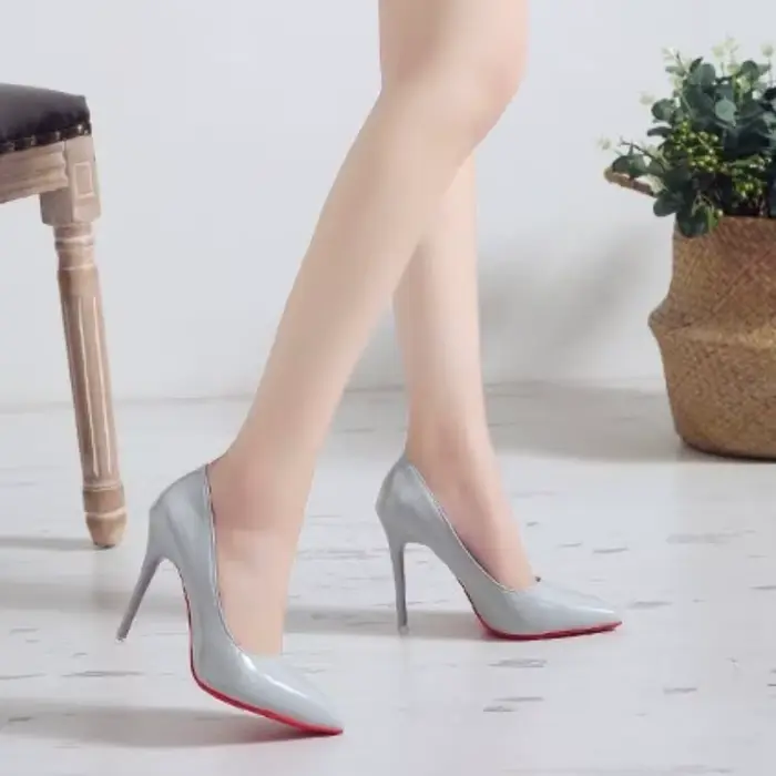 Escarpins blancs à bout pointu et talons hauts