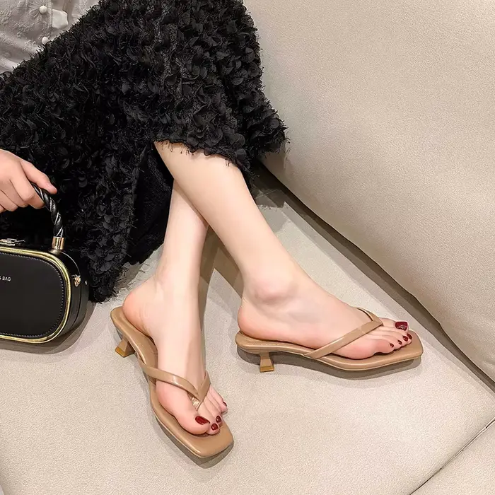Pantoufles pour femmes, sandales à bande étroite et talon chaton, Mules tongs élégantes, chaussures