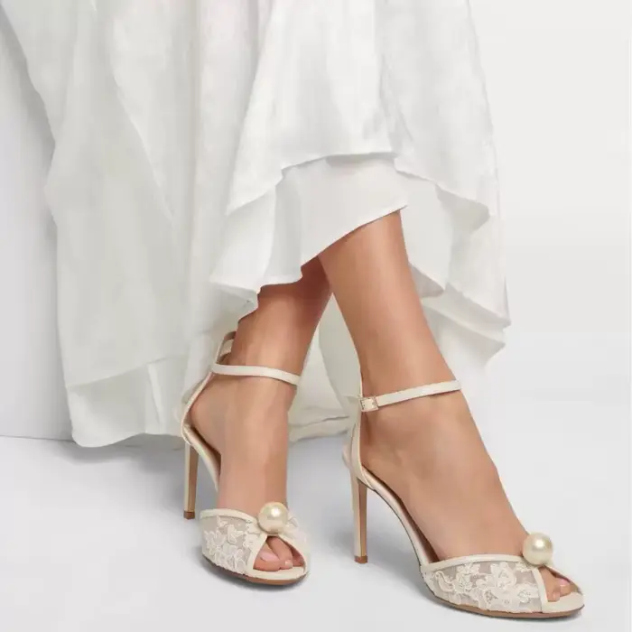 Sandales d'été Arden Furtado en maille blanche avec perles, bout rond, talons aiguilles, boucle à un