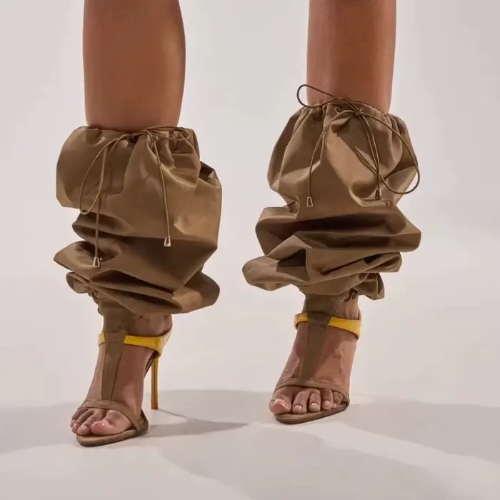 Sandales à talon aiguille bicolores jaune et taupe à bride en T, bout ouvert pointu, style minimalis