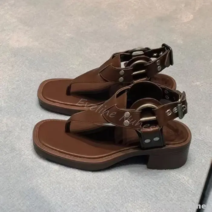 Semelle épaisse talons épais tongs femmes rétro marron métal boucle de ceinture bout carré sandales