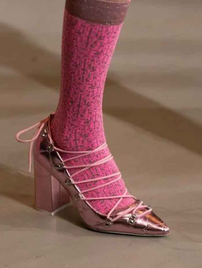 Escarpins métalliques à bout pointu avec lanières croisées, talon bloc épais, empeigne brillante, design tendance pour femme
