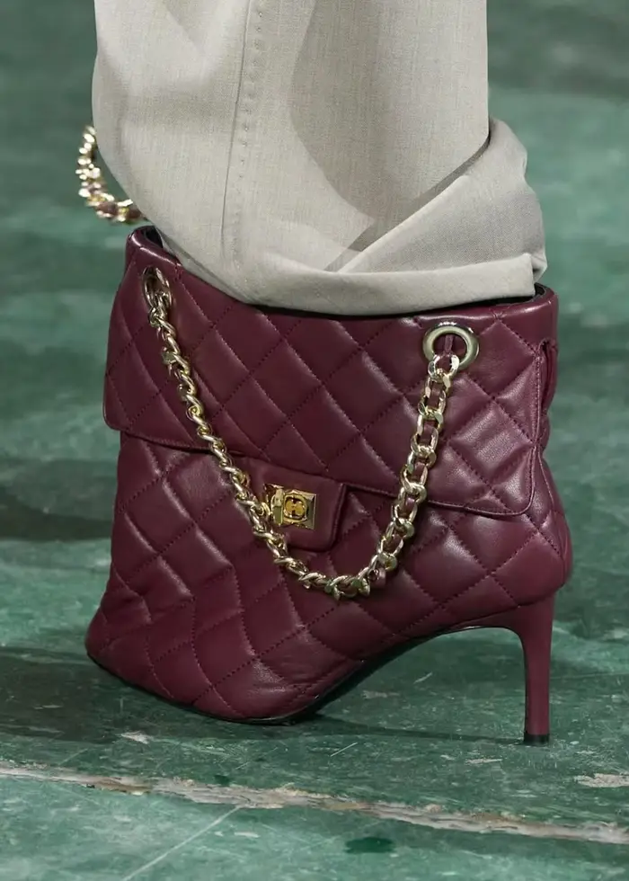 Bottines à talon aiguille en cuir foncé à bout pointu, design unique style sac à main, avec chaîne d