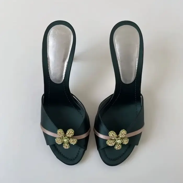 Sandales rétro en satin vert foncé à fleurs, avec accents de fleurs en cristal, talons aiguilles pee