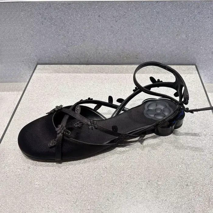 Nouvelles sandales d'été 2026 en satin frais et élégant pour femme, chaussures plates à talons, styl