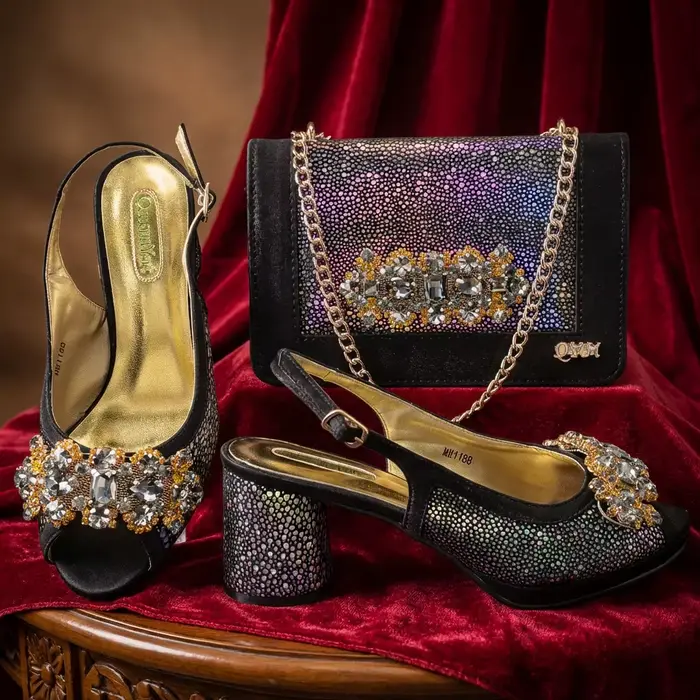 Ensemble de chaussures à talons hauts élégantes noires INS 2026 pour femmes et sac orné de strass - 