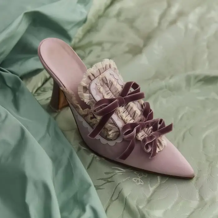Mules élégantes rétro en satin rose poudré, talons compensés, nœud en velours, détail en dentelle à