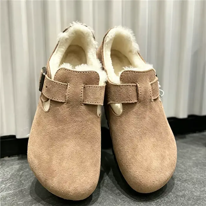 Mules et sabots en cuir suédé doublés de fourrure pour femmes et hommes