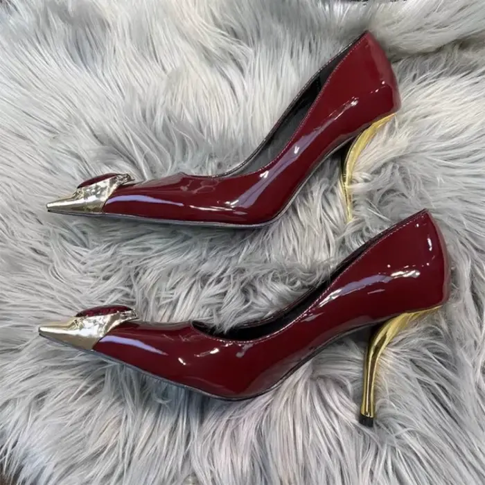 Sandales à talons hauts en cuir verni et métal pour femmes