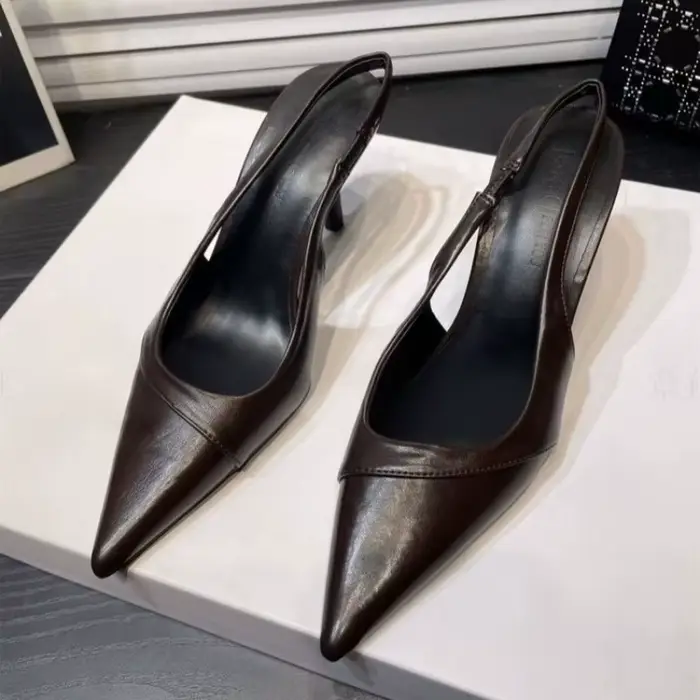 Sandales tendance de haute qualité. Chaussures à bout pointu et talon bas pour femmes