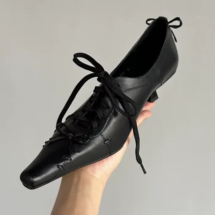 Chaussures de créateur à talons bas escarpins à bout pointu à lacets