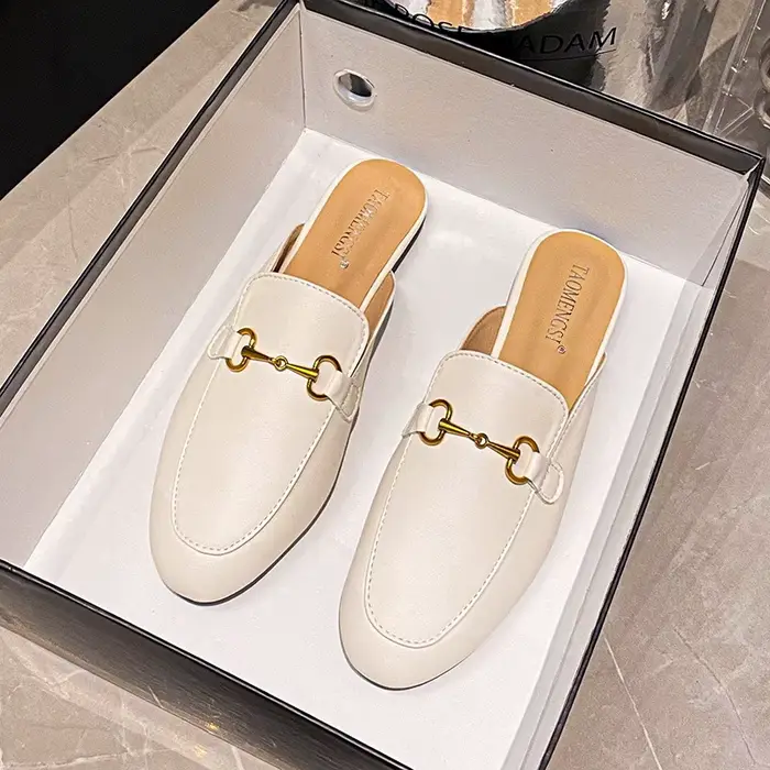 Sandales plates pour femmes avec détail mors de cheval