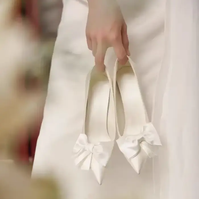 Offre spéciale 2024 nouvelle mariée blanc Satin Bow Stiletto femmes talons hauts pompes sandales simples femme chaussures de mariage zapatos de mujer