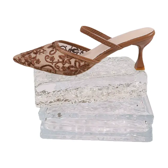 Mules élégantes brodées en maille pour femme