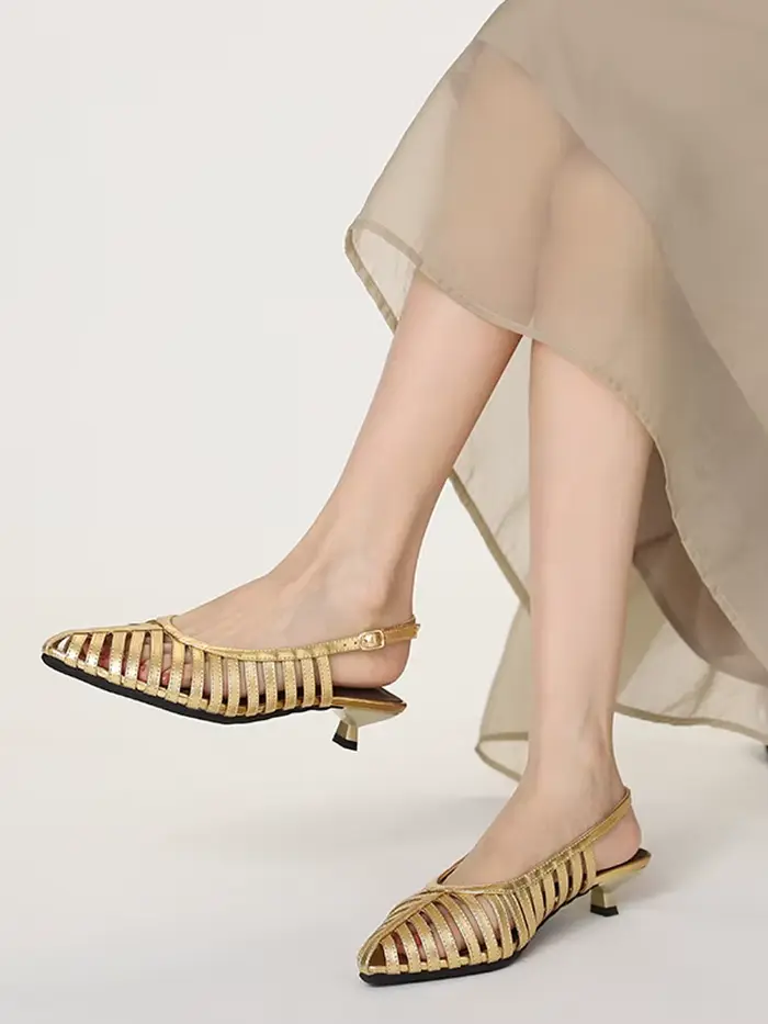 Sandales d'été pour femme marron doré, talon bas 4 cm, bout fermé, tissées ajourées, à bride à boucle, chaussures décontractées habillées