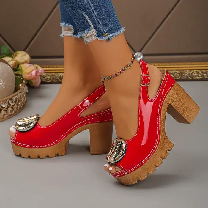 Sandales à plateforme sexy en cuir verni noir à talons épais pour femme, avec boucle métallique vintage et bout ouvert, à bride arrière