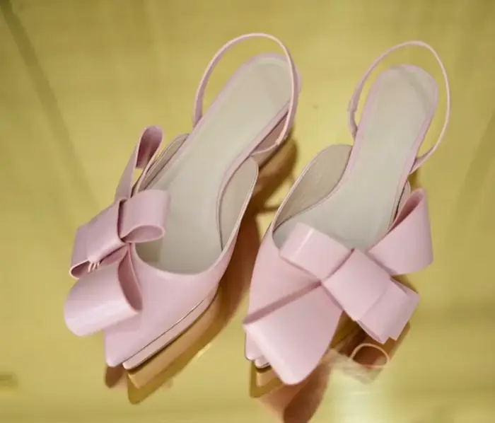 Sandales d'été rose poudré/noir en cuir verni à talon compensé