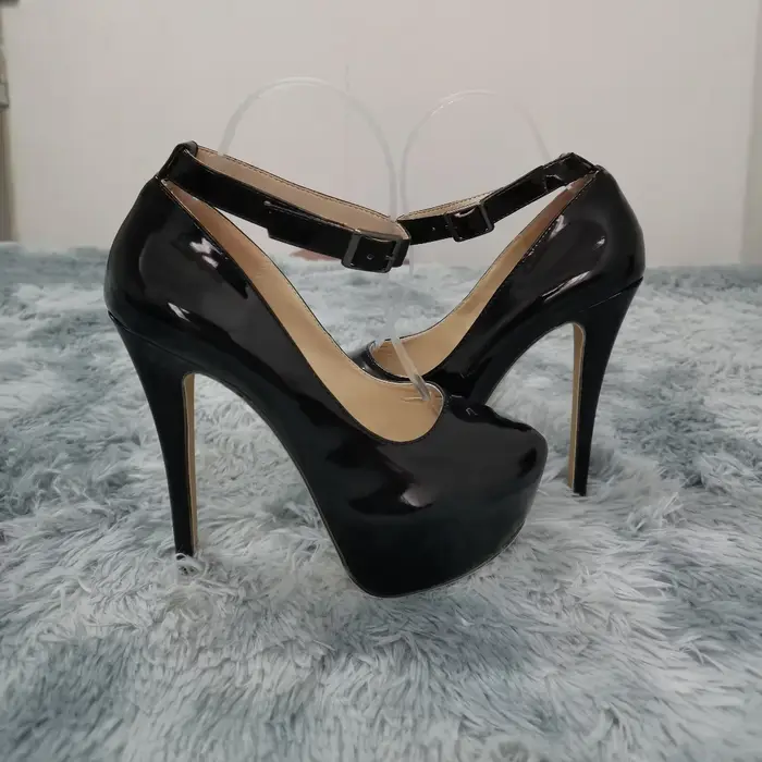 Escarpins en cuir verni pour femmes
