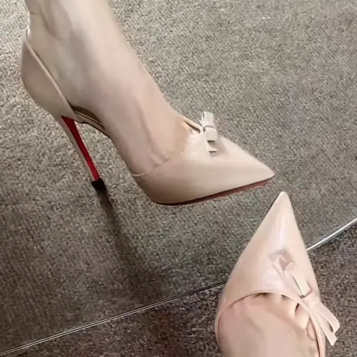 Chaussures simples vides sur le côté