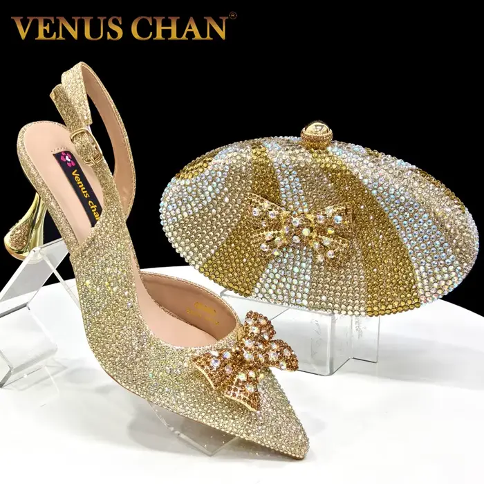 Élégance festive Venus Chan : talons éblouissants et pochette chic Combinaison parfaite de chaussure