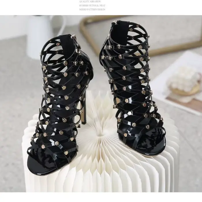 Sandales à talons hauts et rivets ajourés, nouvelle mode d'été 2025