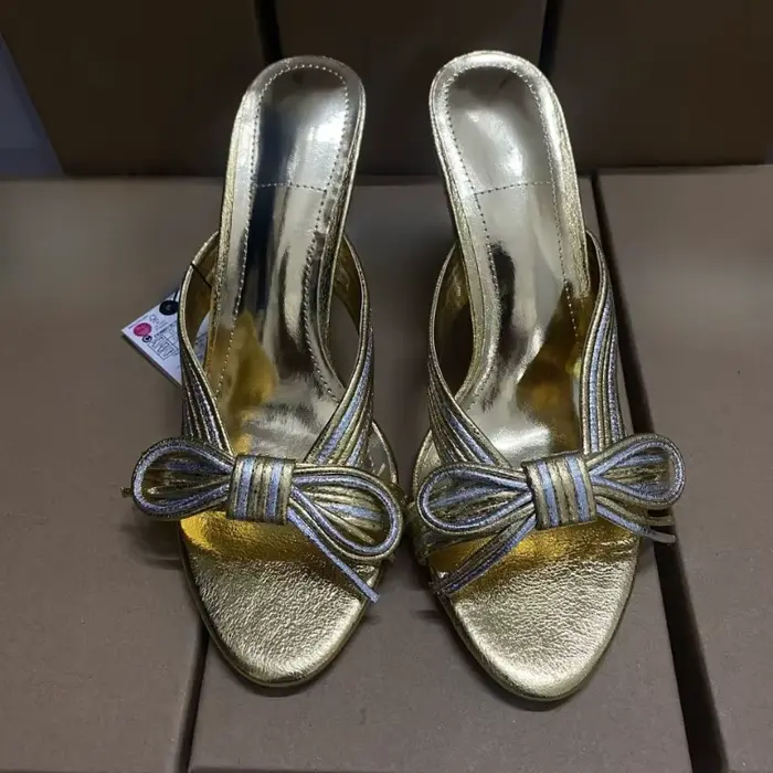 Sandales dorées à talons hauts pour femmes