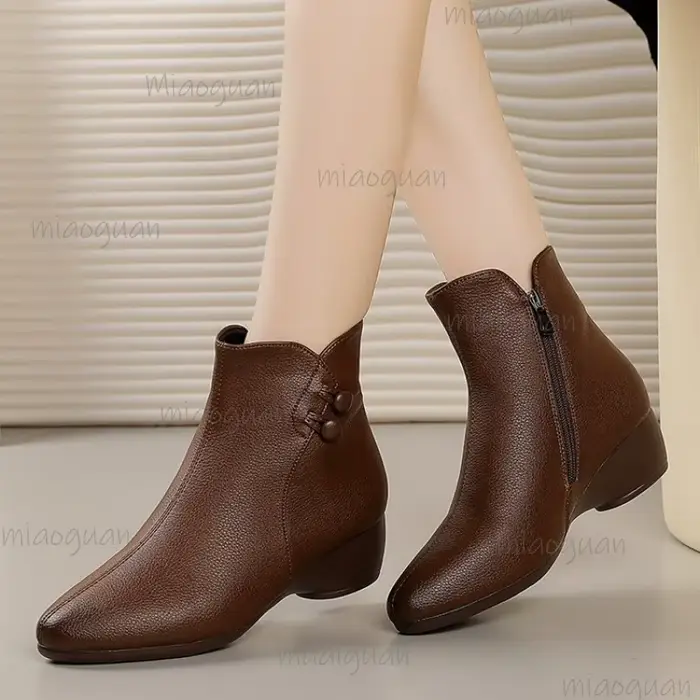 Nouvelles bottines en cuir pour femme 2026 - Bottines confortables à talon épais avec boutons décoratifs, chaussures tendance en cuir souple et confortables