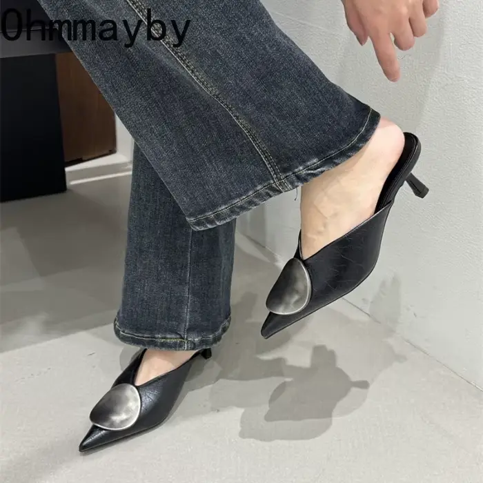 Mules pour femmes avec décoration métallique