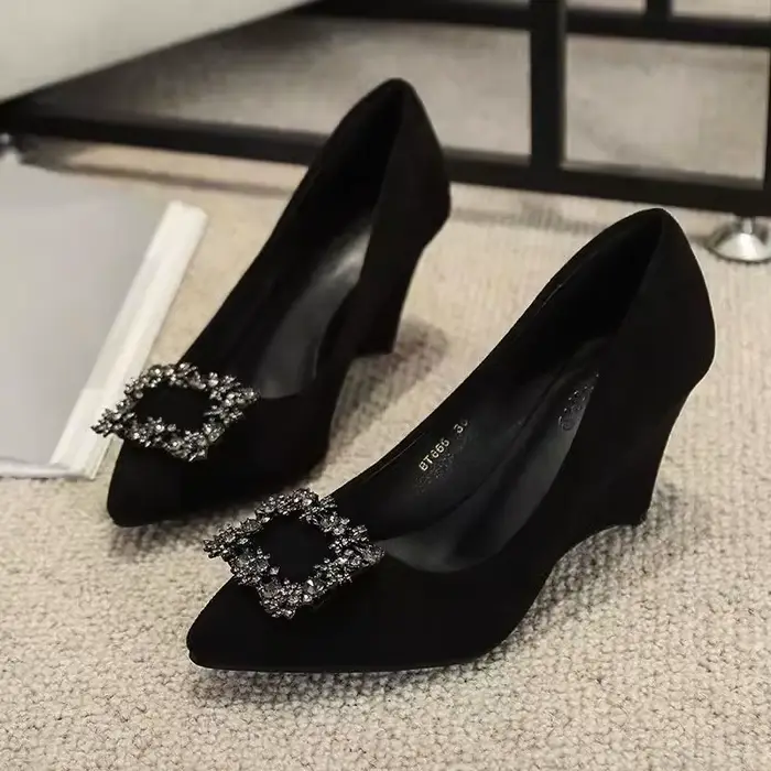 Talon incliné chaussures de mode femmes printemps nouvelle eau diamant pointu bouche peu profonde doux Sexy talons hauts femmes noir rétro chaussures 43