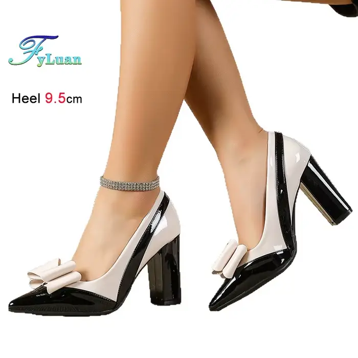 Escarpins de soirée élégants pour femme en cuir verni beige et noir avec nœud, talons épais de 9,5 cm, bout pointu et décolleté