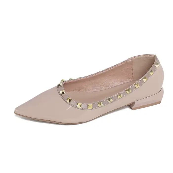 Escarpins à talons carrés bas pour femmes, chaussures à rivets à bout pointu, en cuir verni, à enfil