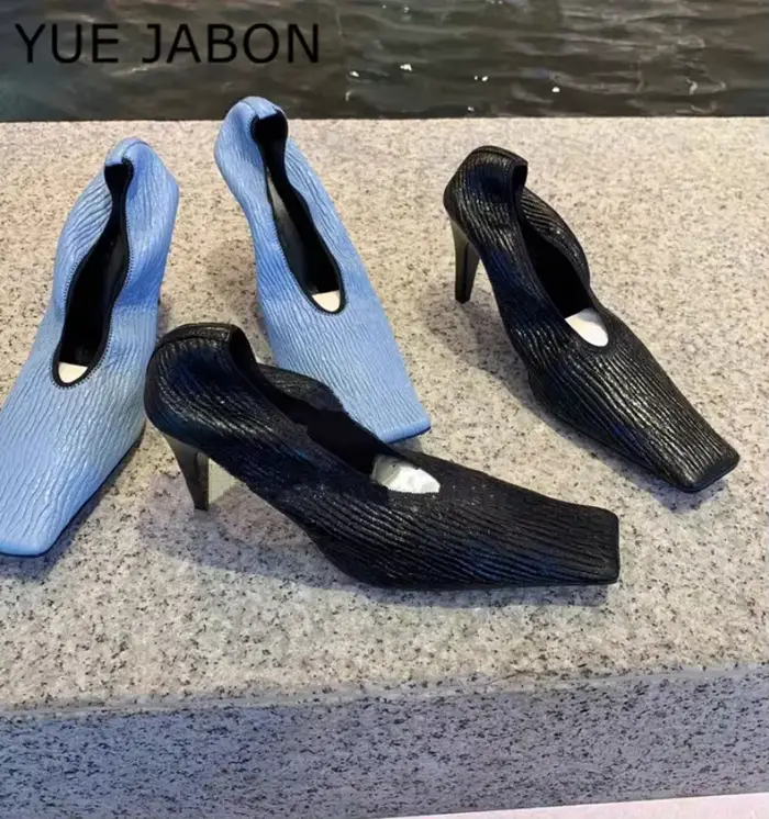Escarpins à tête carrée noire pour femmes