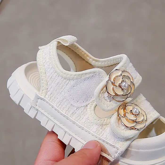 Sandales d'été de Style coréen pour filles, chaussures de plage de luxe avec perles et fleurs pour enfants, sandales ergonomiques à semelles souples pour filles