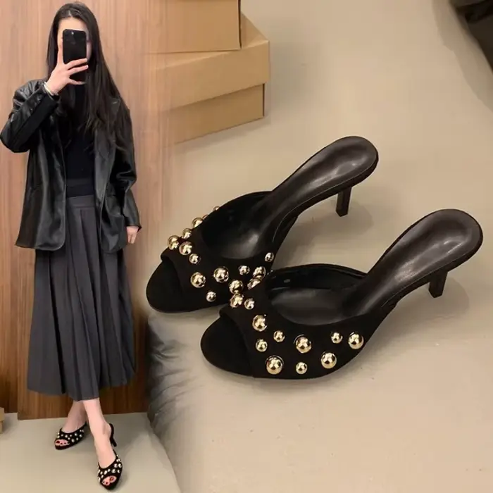 Mules cloutées à bout ouvert