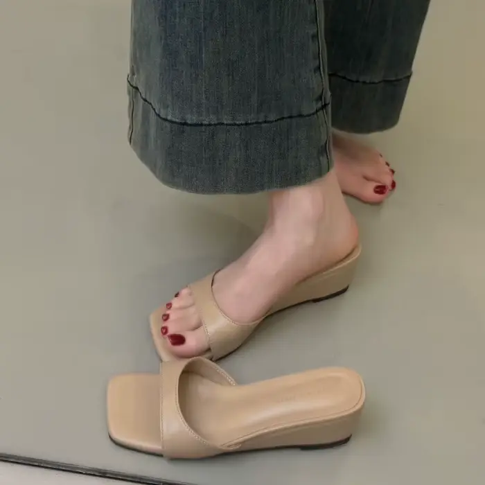 Sandales compensées à bout ouvert et pantoufles pour femmes