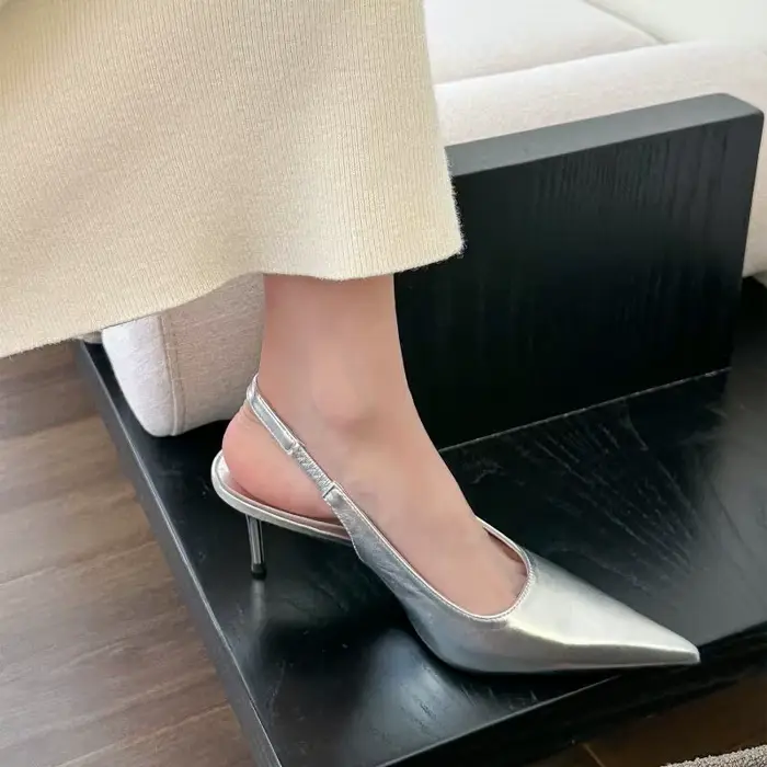 Escarpins argentés à talons hauts pour femmes