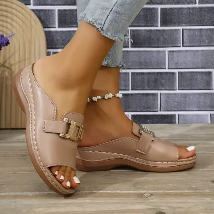 Sandales plates élégantes pour femmes avec des accents de chaîne dorée |   Talon compensé antidérapa