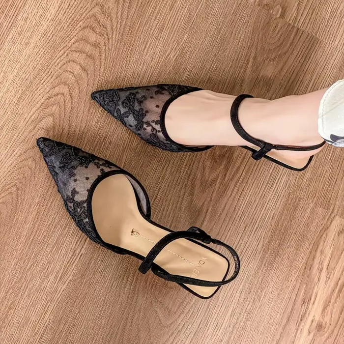 Chaussures à talons hauts noires en dentelle florale française, à bout pointu et fermé, talon fin, s