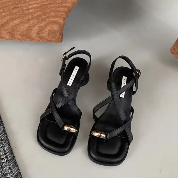 Sandales Designer Nouveau 2025 Robe Femmes Décoration En Métal Dames Bande Étroite Boucle Talons Épa