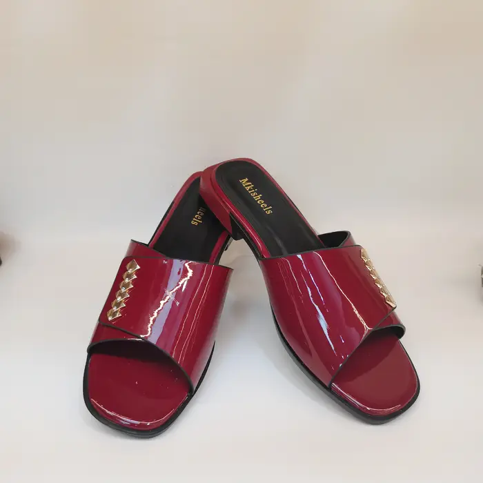 Sandales à talons bas et bout ouvert pour femmes, diapositives à enfiler en cuir PU avec détails en métal, chaussures de soirée Sexy d'été
