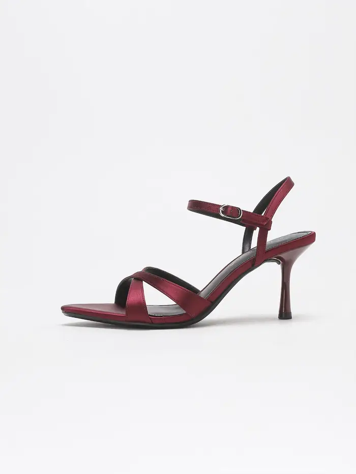 Sandales à talons hauts en satin bordeaux pour femme, à brides croisées et boucle à la cheville, style stiletto, pour soirée et mariage