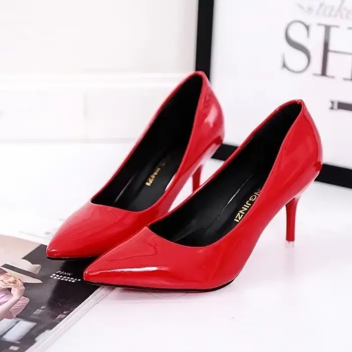 Escarpins pointus en cuir verni pour femmes
